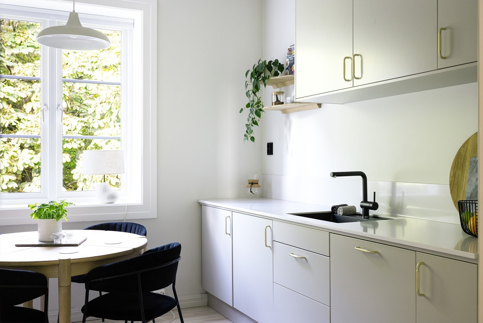 Stort, separat kjøkken med delikat kjøkkeninnredning fra Epoc. Kjøkkenet ble pusset opp i 2021 og holder en høy standard. Galleribilde