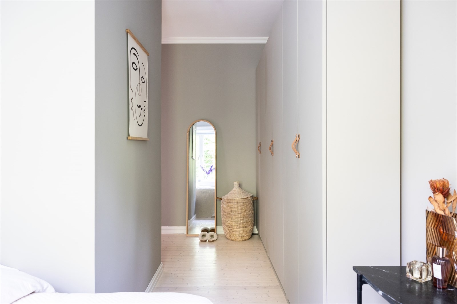 God plass til oppbevaring i garderobeskap som medfølger. I tillegg har man plass til kommode og/eller skrivebord. Galleribilde