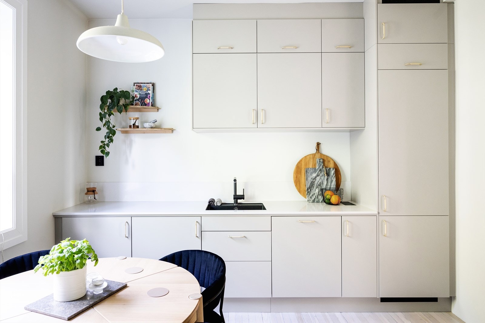 Glatte kjøkkenfronter og benkeplate i kompositt/quartz med nedfelt vask. Kjøkkenet har integrerte hvitevarer. Kjøl/frys, ovn, platetopp med kullfilter ventilator, oppvaskmaskin, vaskemaskin og varmtvannsbereder. Galleribilde