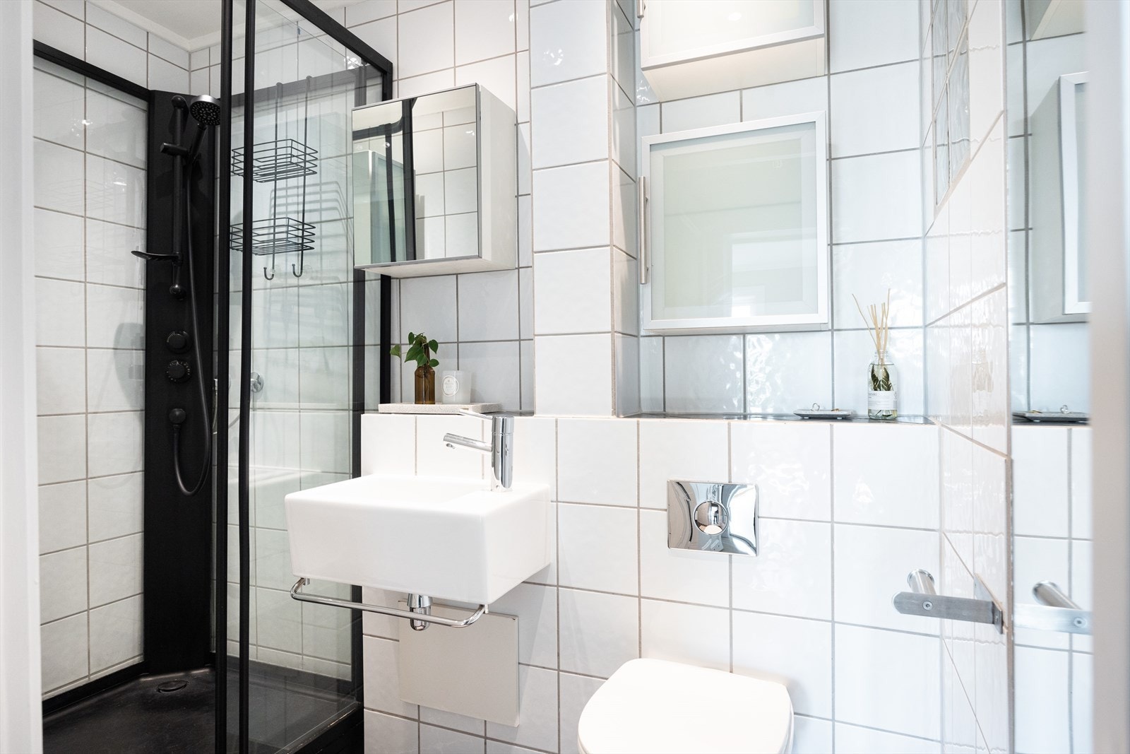 Gulvvarme og downlights i tak. Vaskemaskinen er plassert i skap på kjøkken. Galleribilde