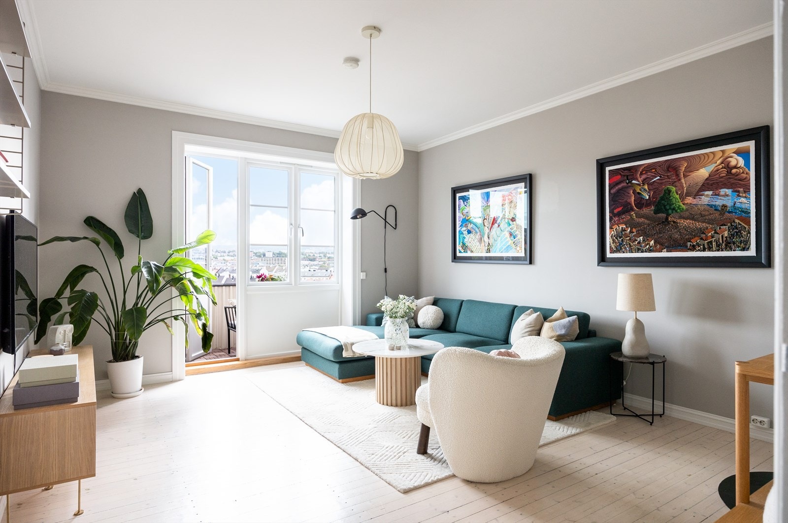 Utrolig lys og hyggelig stue med god plass til stor sofagruppe. Galleribilde