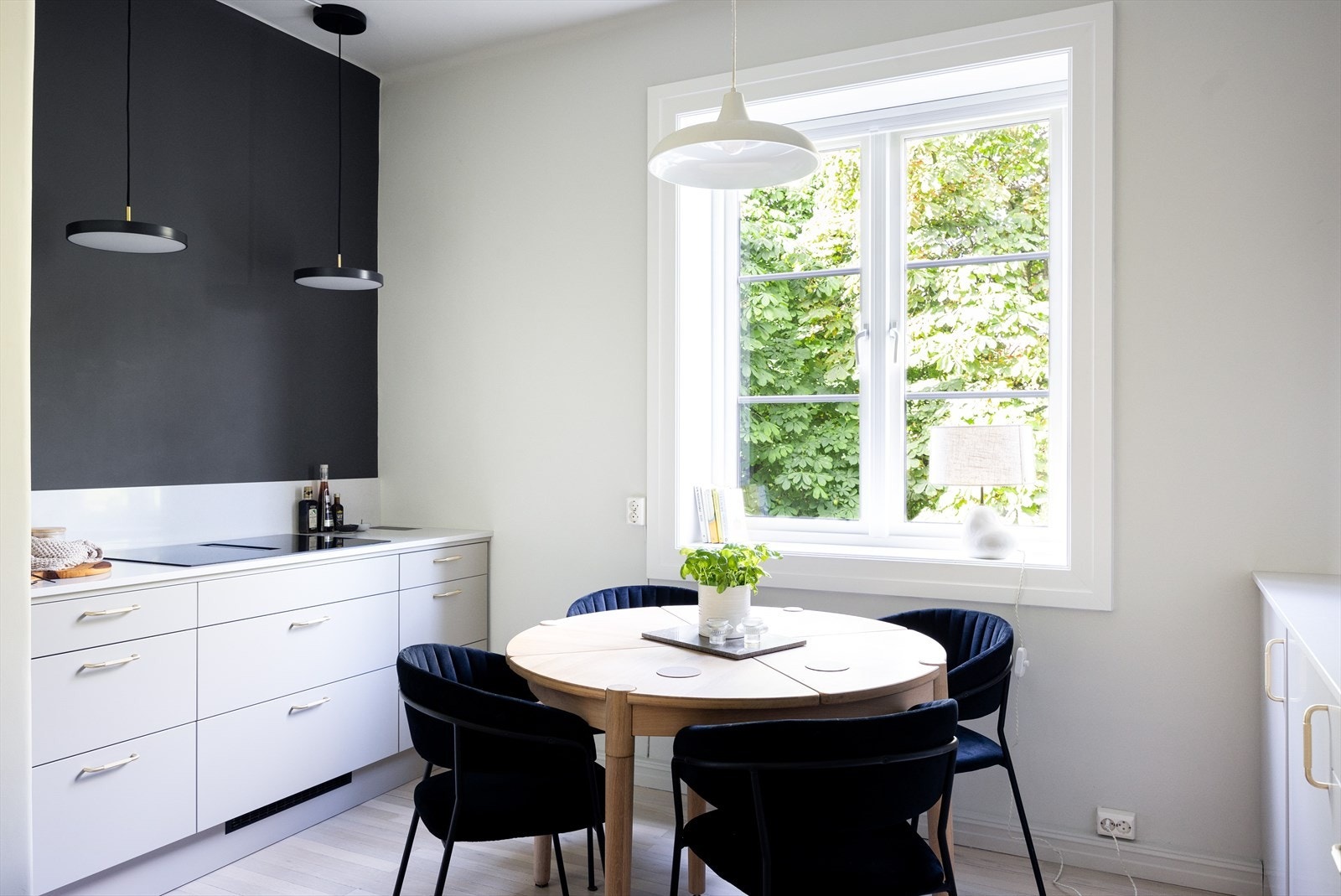 Naturlig plass til spisebord ved det store vinduet. Hyggelig utsikt mot flere store kastanjetrær på Evald Ryghs plass. Trærne er med å gjøre leiligheten veldig usjenert. Her bor man usjenert, uten gjenboere på sommerstid. Galleribilde