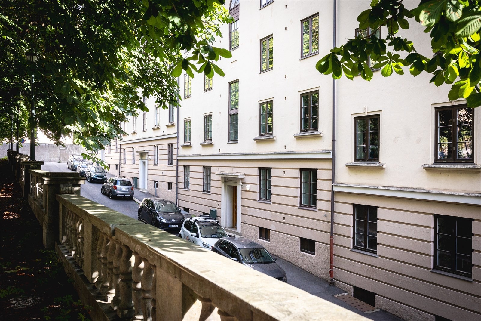 Her bor du i et veletablert og samtidig pulserende nabolag, der klassiske bygårder møter ny, urban utvikling. Galleribilde