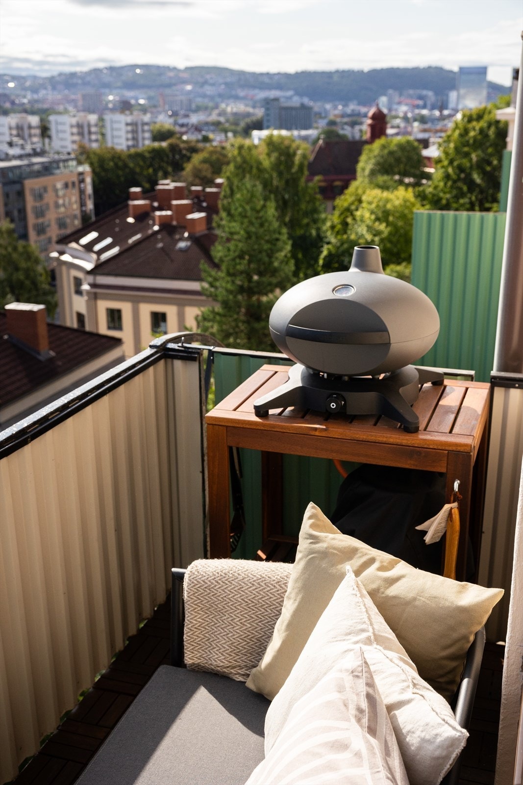 Det er til og med plass til grill. Et perfekt sted å nyte varme sommerkvelder! Galleribilde