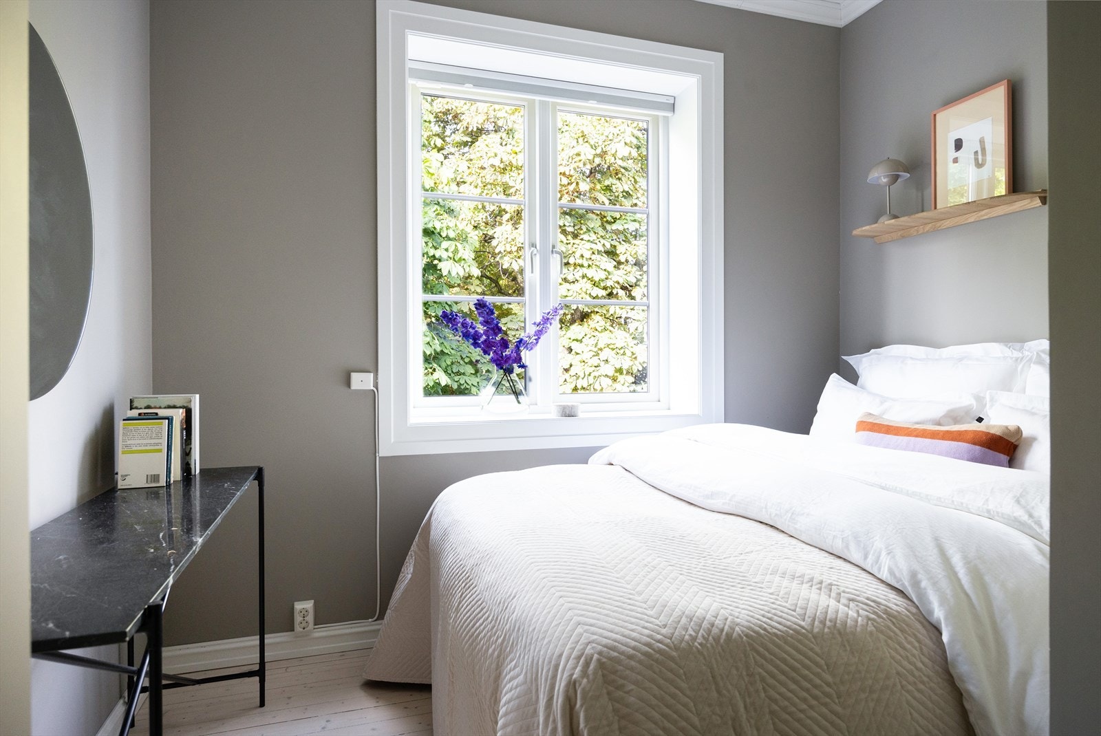 Soverommet vender mot Fougstads gate som er en rolig gate på St. Hanshaugen. Også dette rommet har en stort vindu med hyggelig utsikt mot et stort tre. Galleribilde