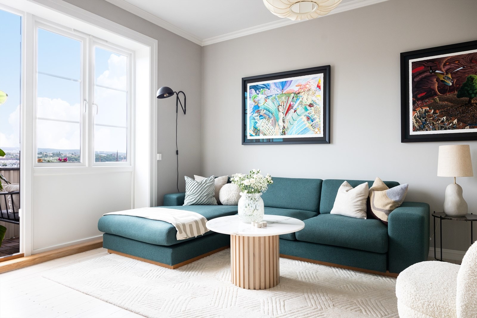 Balkongen fungerer som en forlengelse av stuen om sommeren. Galleribilde