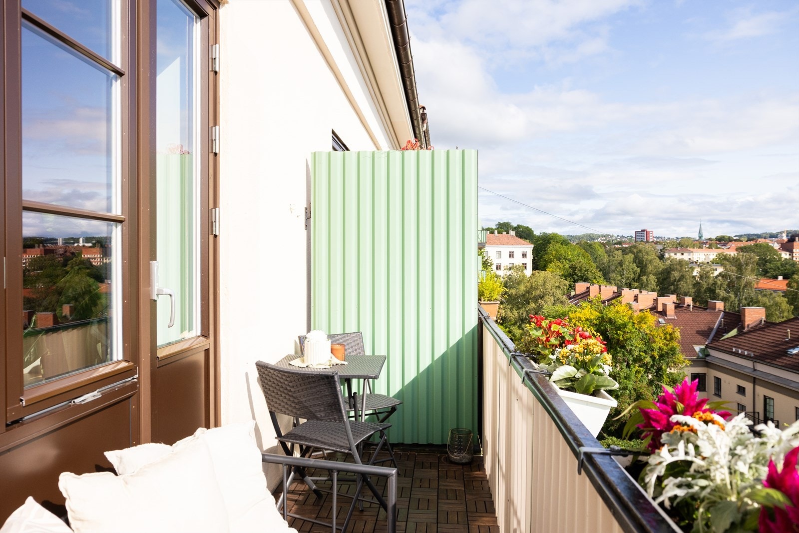 På balkongen er det god plass til diverse utemøbler, beplanting. Galleribilde