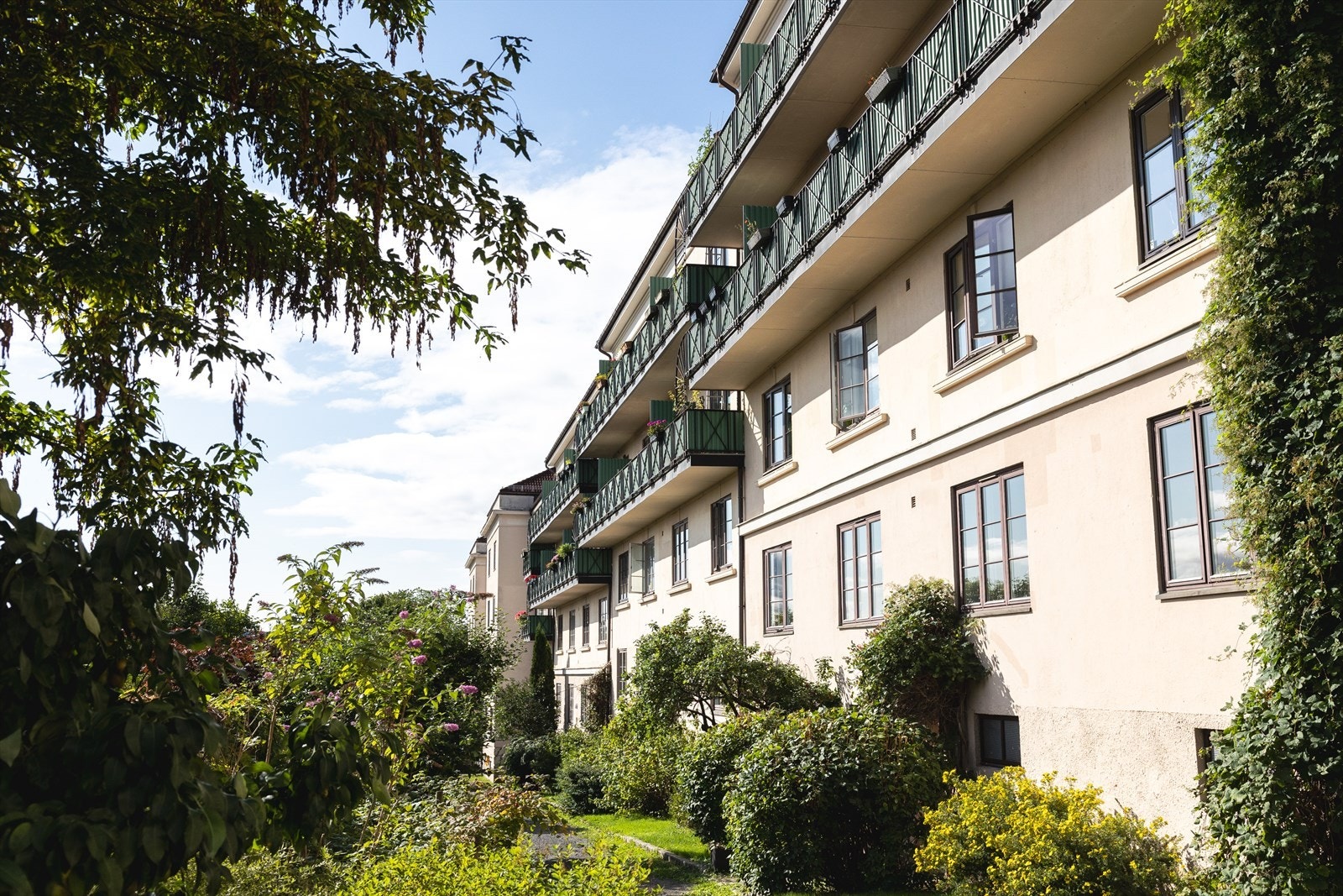 Borettslaget har et utrolig hyggelig og frodig uteområde. Galleribilde