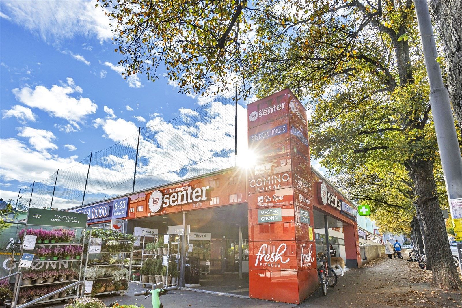 Går man ned trappen i Brandts gate kommer man til dette nærsenteret med Rema1000, blomsterbutikk, treningssenter, fotballbane, frisør m.m. Galleribilde