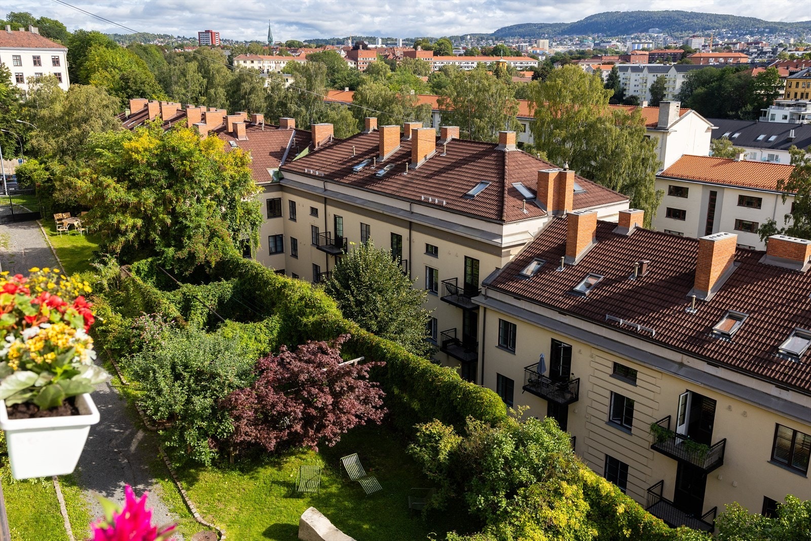 Utsikt mot borettslagets flotte uteområde fra balkongen. Galleribilde