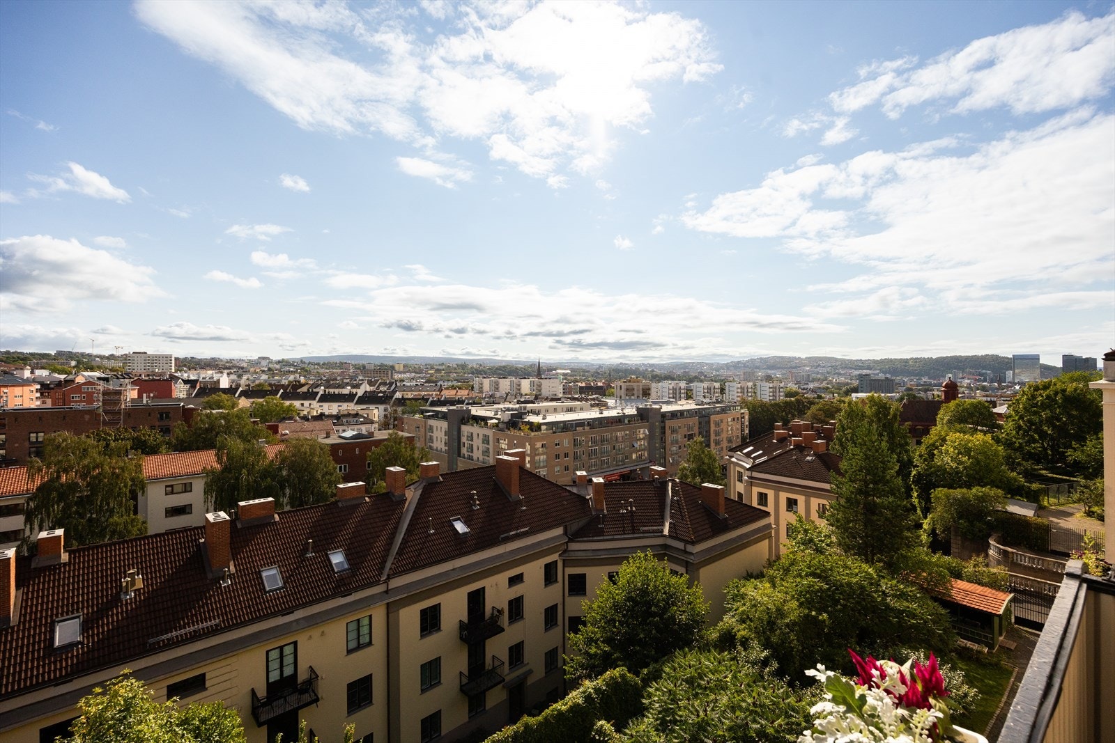 Leiligheten ligger på et rolig, tilbaketrukket og ettertraktet høydedrag som gir spektakulær utsikt over hele byen. Galleribilde