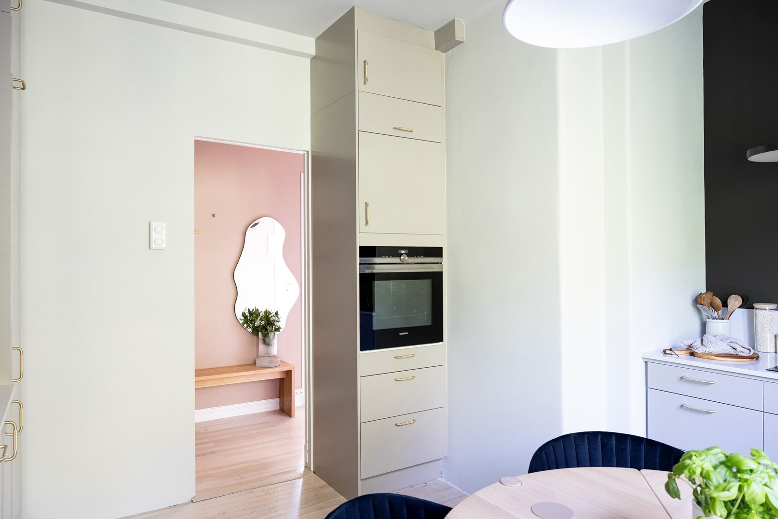 Praktisk med stekeovn i hoftehøyde. Galleribilde