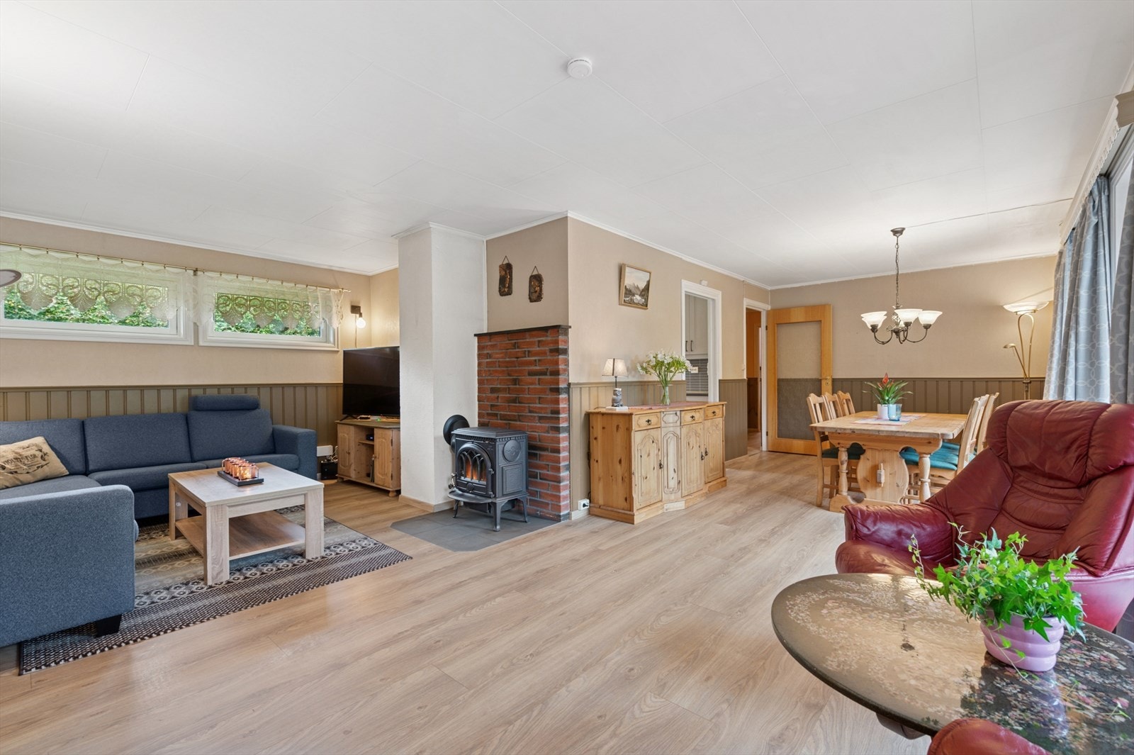 Vedovnen er strategisk plassert i rommet og sprer varmen godt. Galleribilde