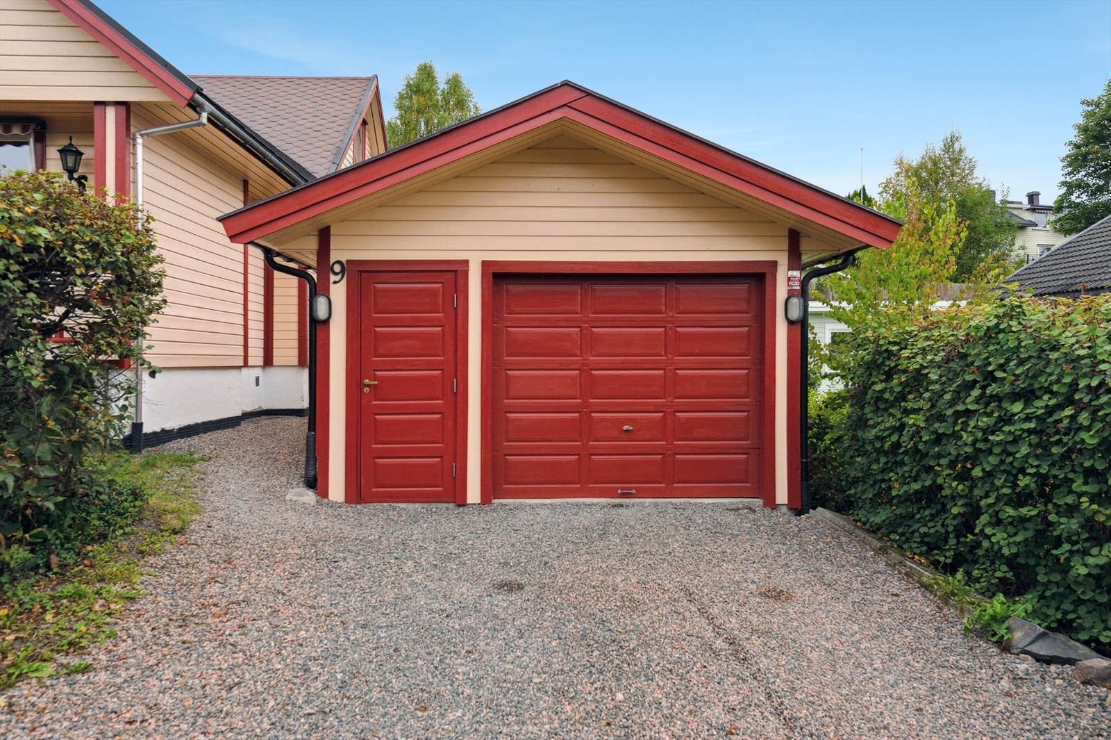 Garasje med god plass til ekstra oppbevaring | Billoppstillingplass i innkjørselen Galleribilde