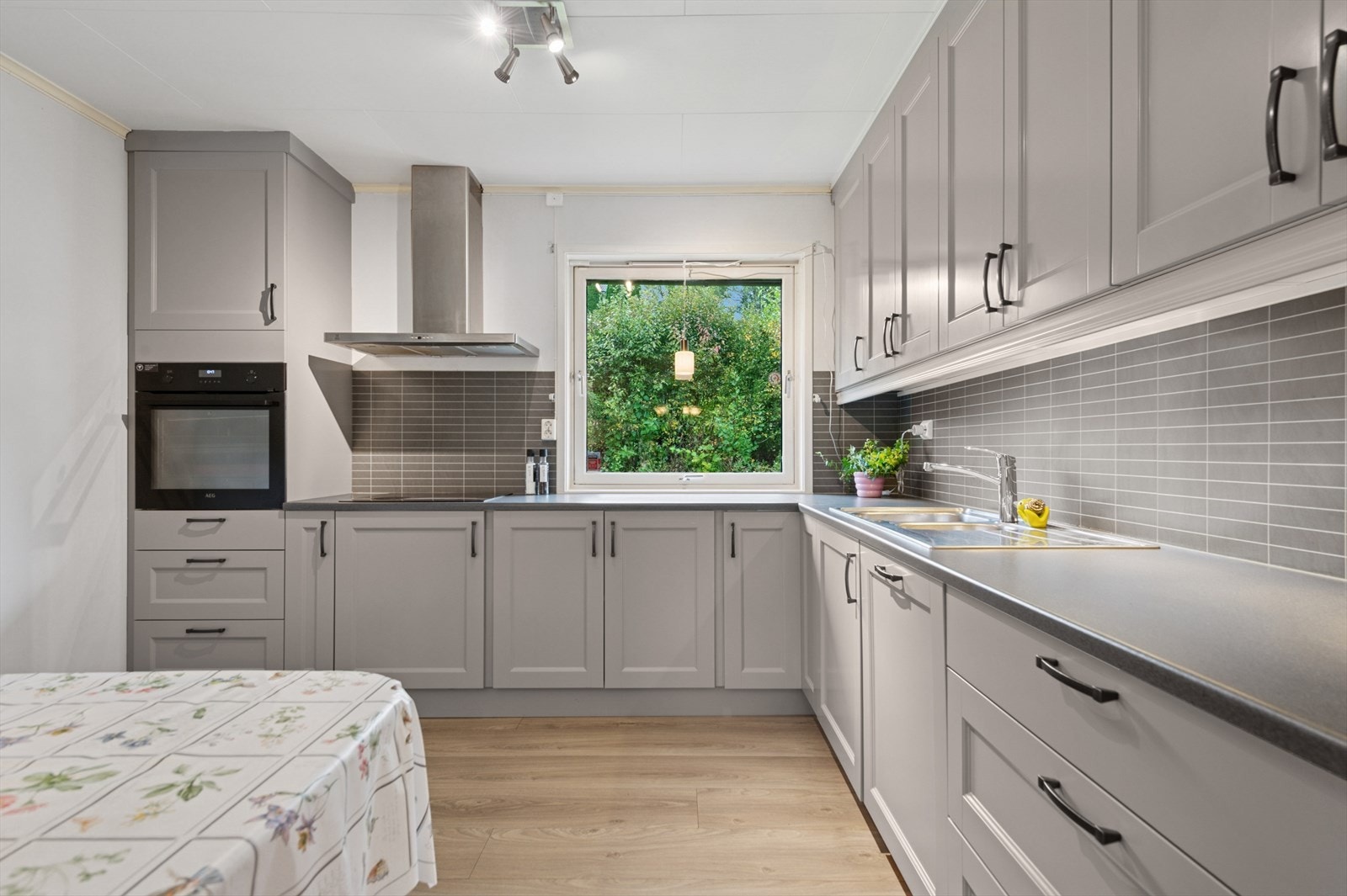 Kjøkkenet er pusset opp av dagens eiere | Integrert pyrolyse stekeovn, platetopp og oppvaskmaskin. Galleribilde