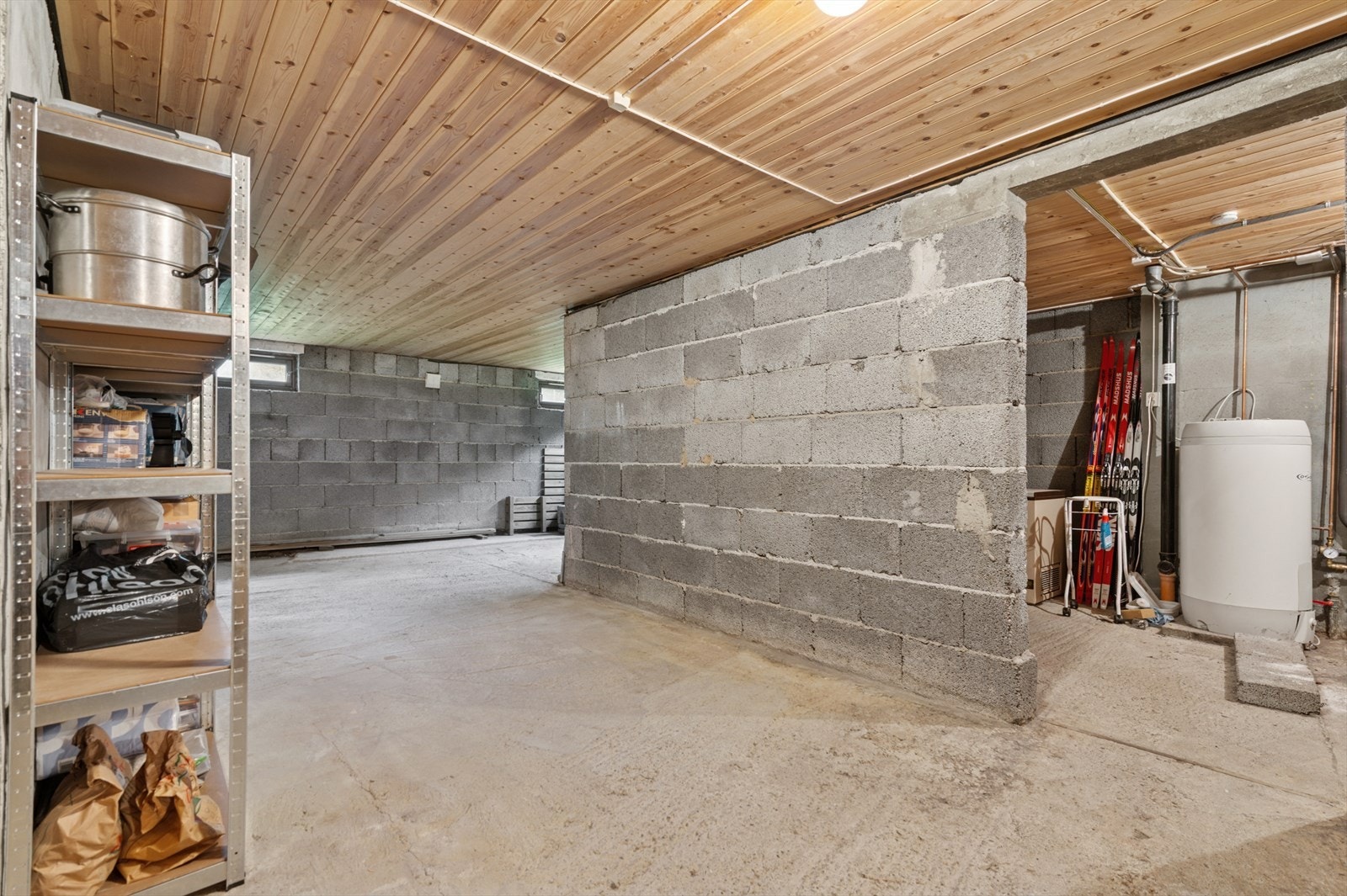 Kjelleren i boligen er tørr etter drenering | Her er det flere boder og god plass til lagring. Galleribilde