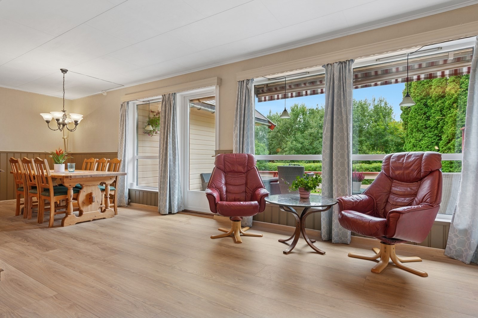 Det er lagt nytt gulv i større deler av 1.etasje | Store vinduer som slipper inn rikelig med dagslys. Galleribilde