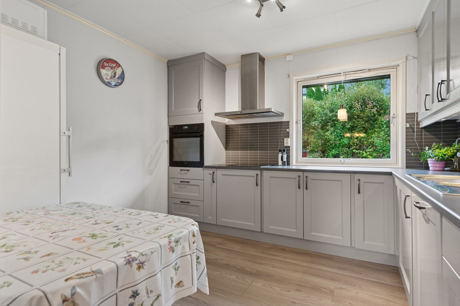 Kjøkken har god plass til et frittstående kjøleskap samt frokostbord | Her er det også lagt nytt gulv. Galleribilde