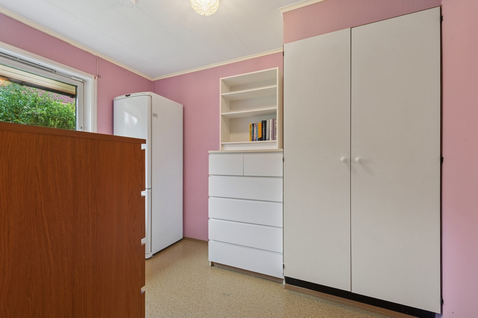 Etasjens første soverom benyttes i dag som klesrom og oppbevaring. Galleribilde