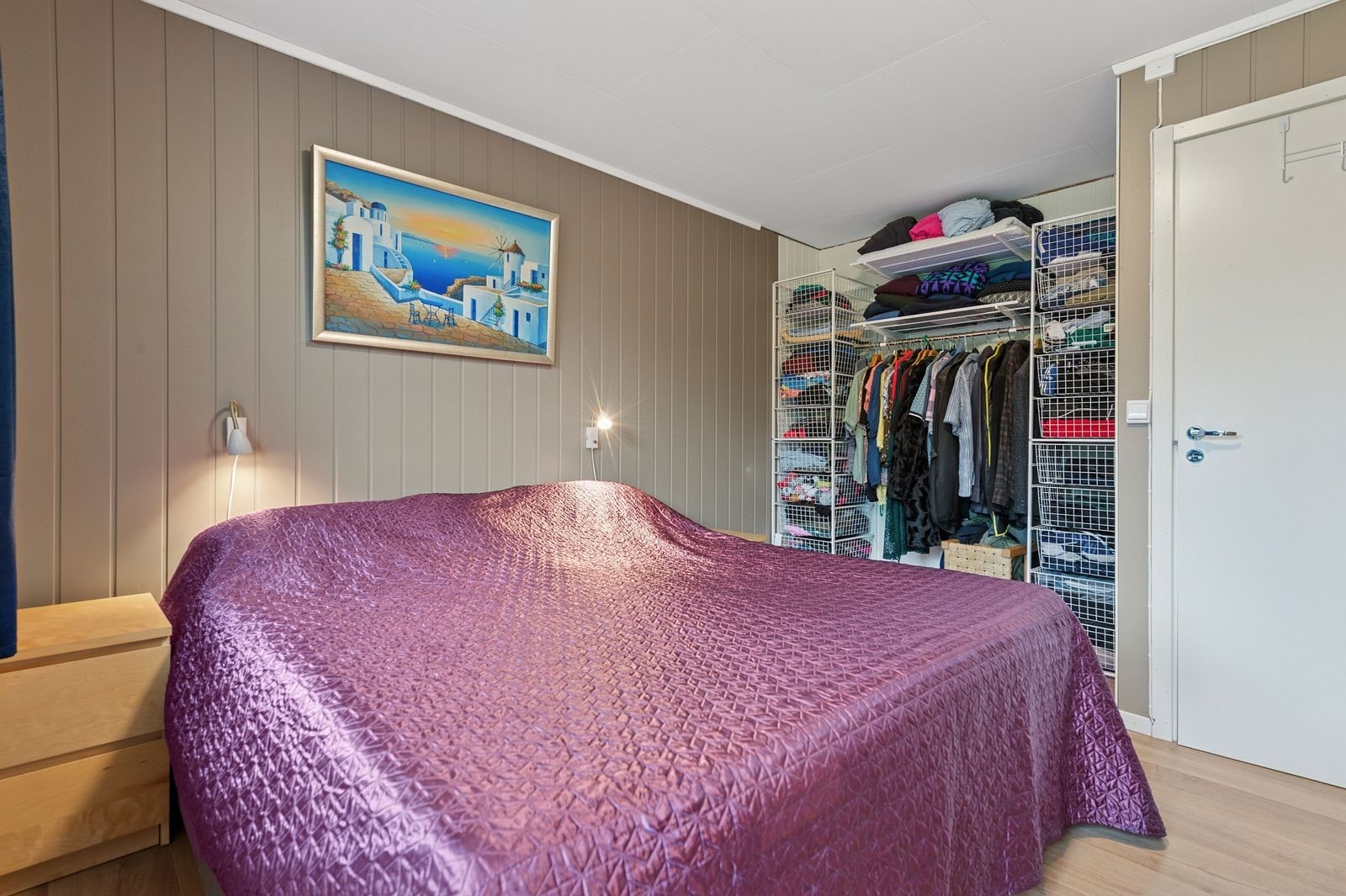 Rommet har lagt nytt gulv, lune farger på veggene og et romslig, integrert klesskap. Galleribilde