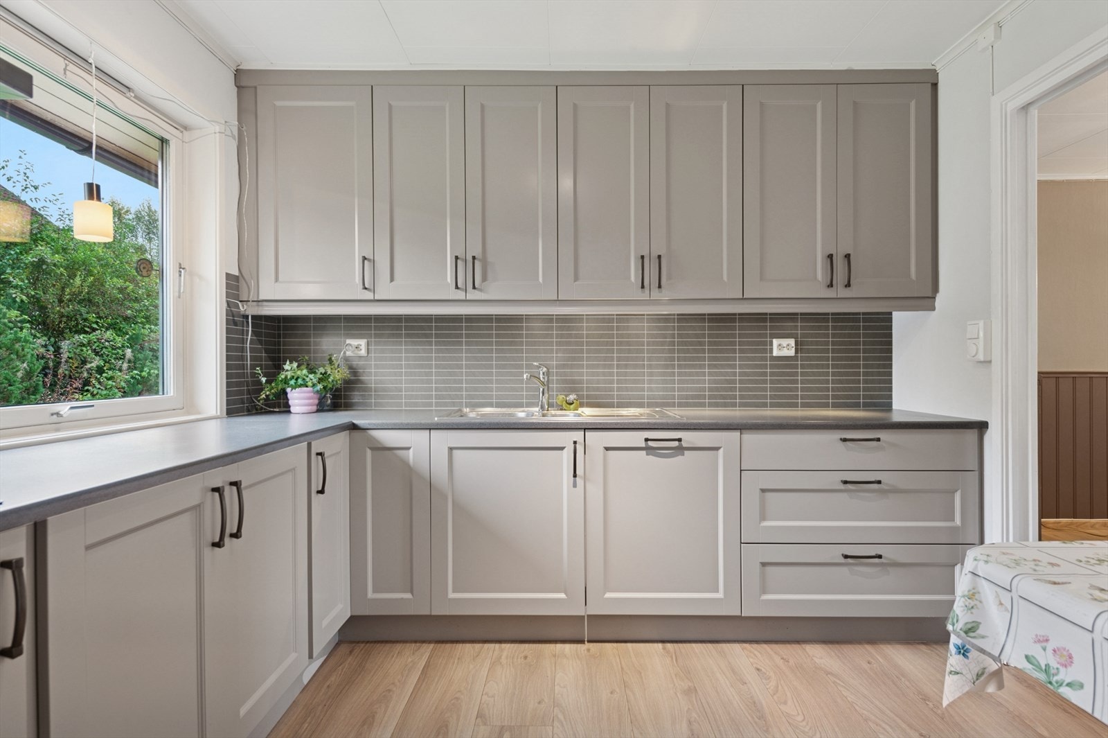 Kjøkkenet har rikelig med benkeplass for kokkelering samt over/underskap for oppbevaring av kjøkkenartikler. Galleribilde