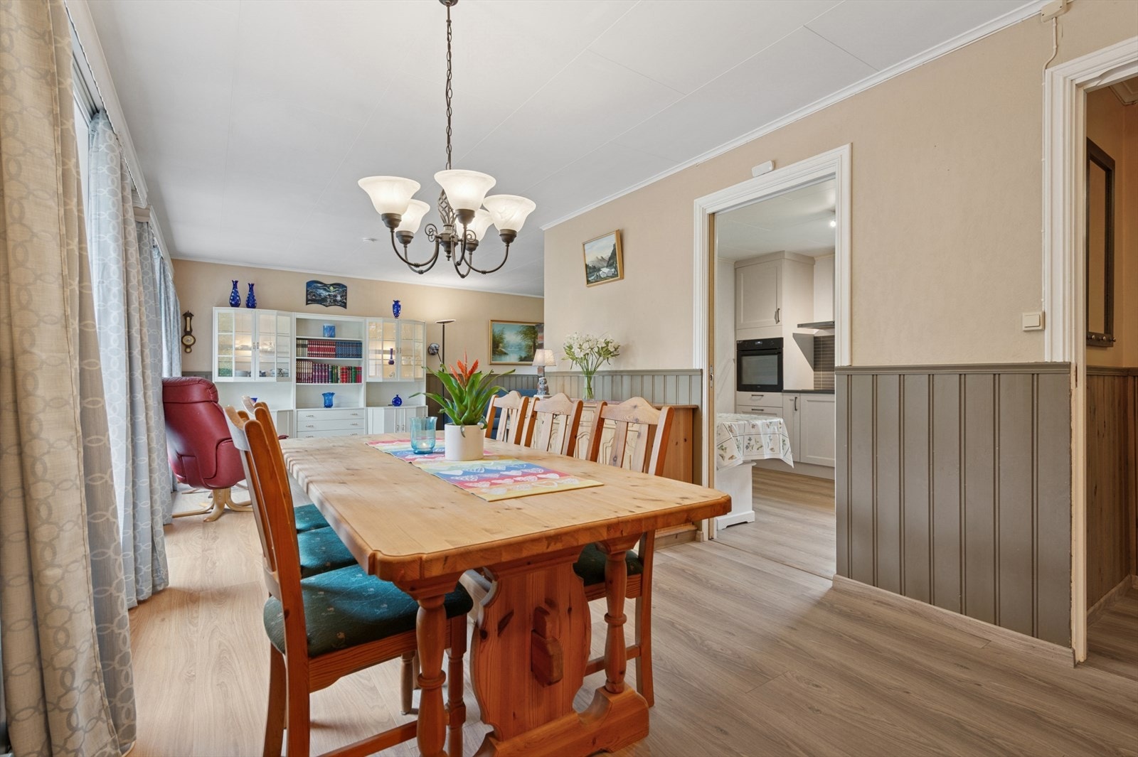 Fra gangen kommer man inn i en lys og romslig spise / tv-stue. Galleribilde