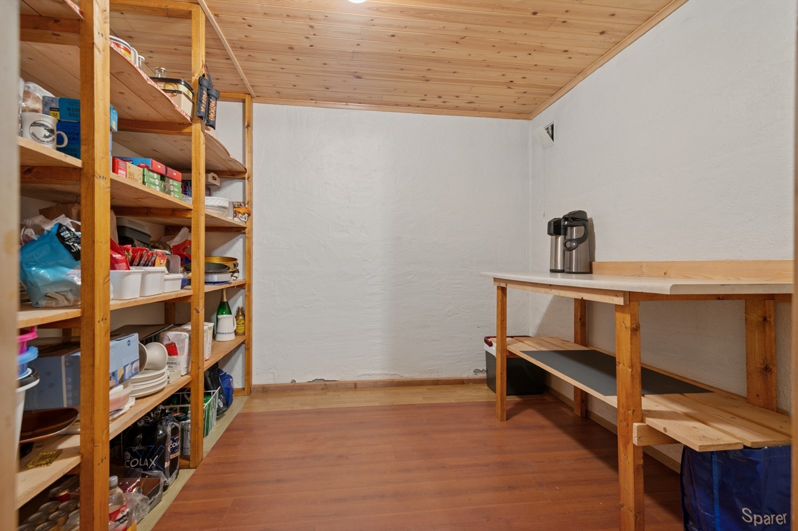 Et av rommene i kjelleren benyttes i dag som matbod. Galleribilde