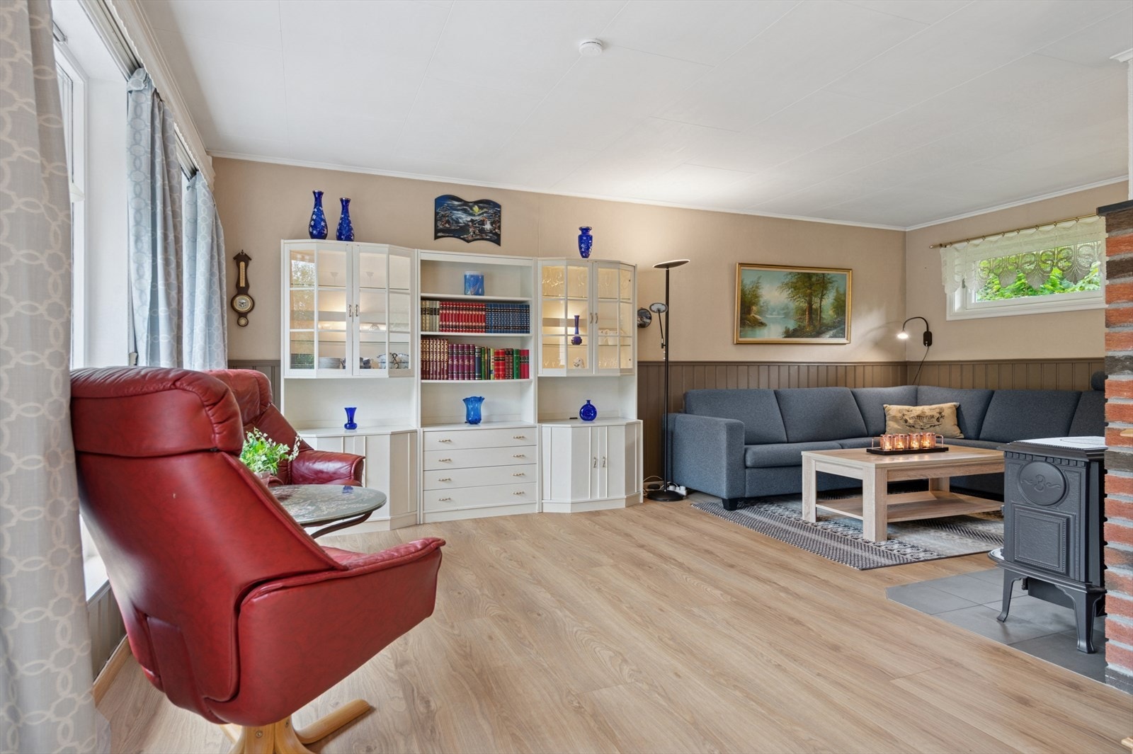 Den romslige stuen tillater mangfoldige møbleringsmuligheter med plass til en stor og deilig sofa. Galleribilde