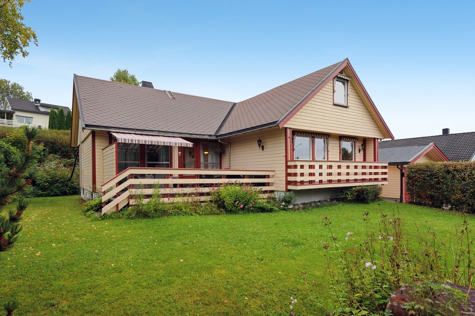 Boligen har en passelig stor plen som strekker seg rundt huset. Galleribilde