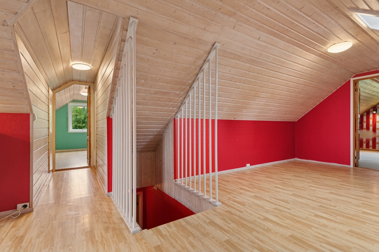 I andre etasje er det 2 soverom og en avlang gang som har blitt brukt som tv-stue for barna i huset. Galleribilde