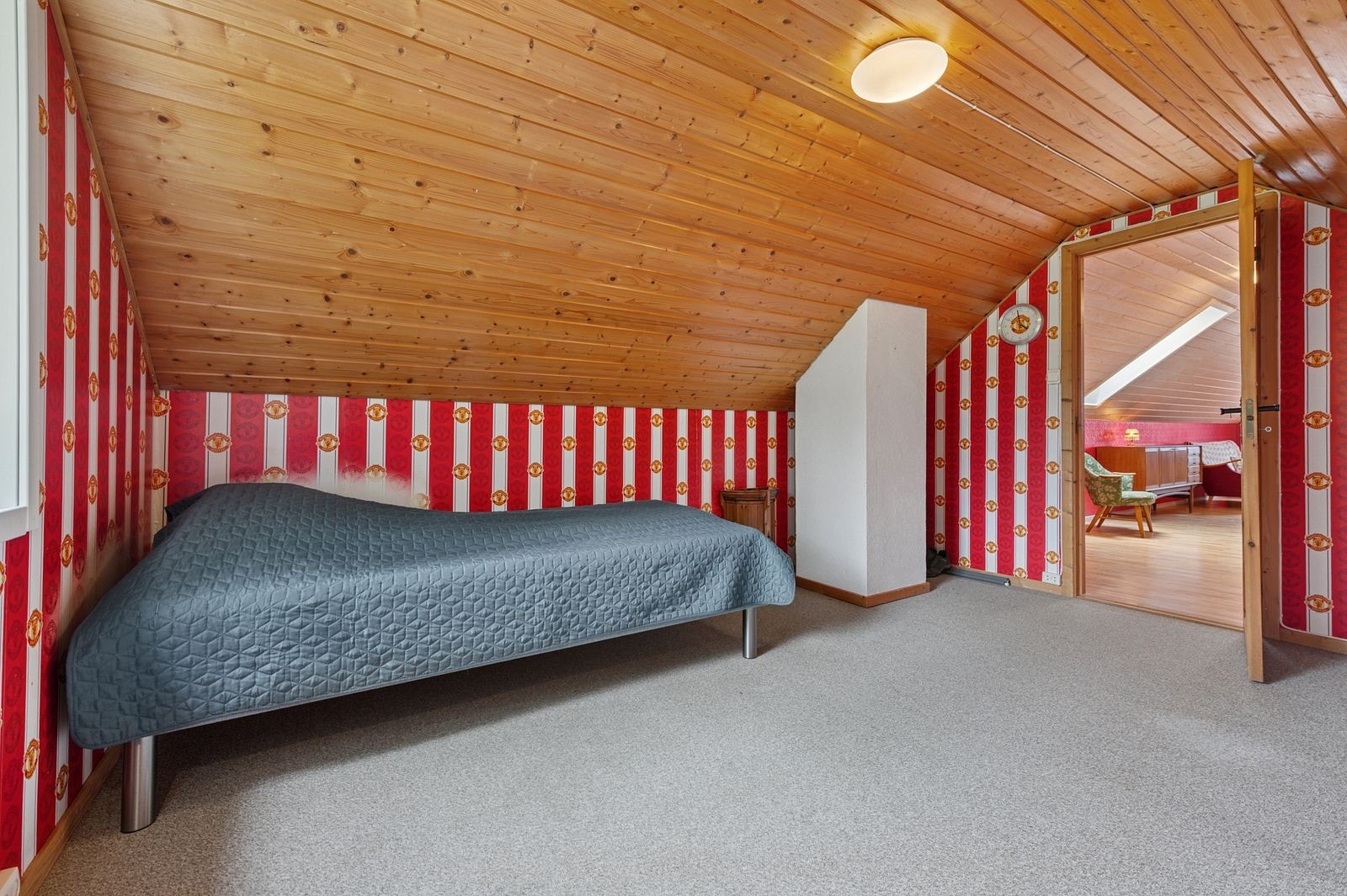 Det første soverommet i etasjen. Megler stiller frivillig til å male over tapeten. Galleribilde