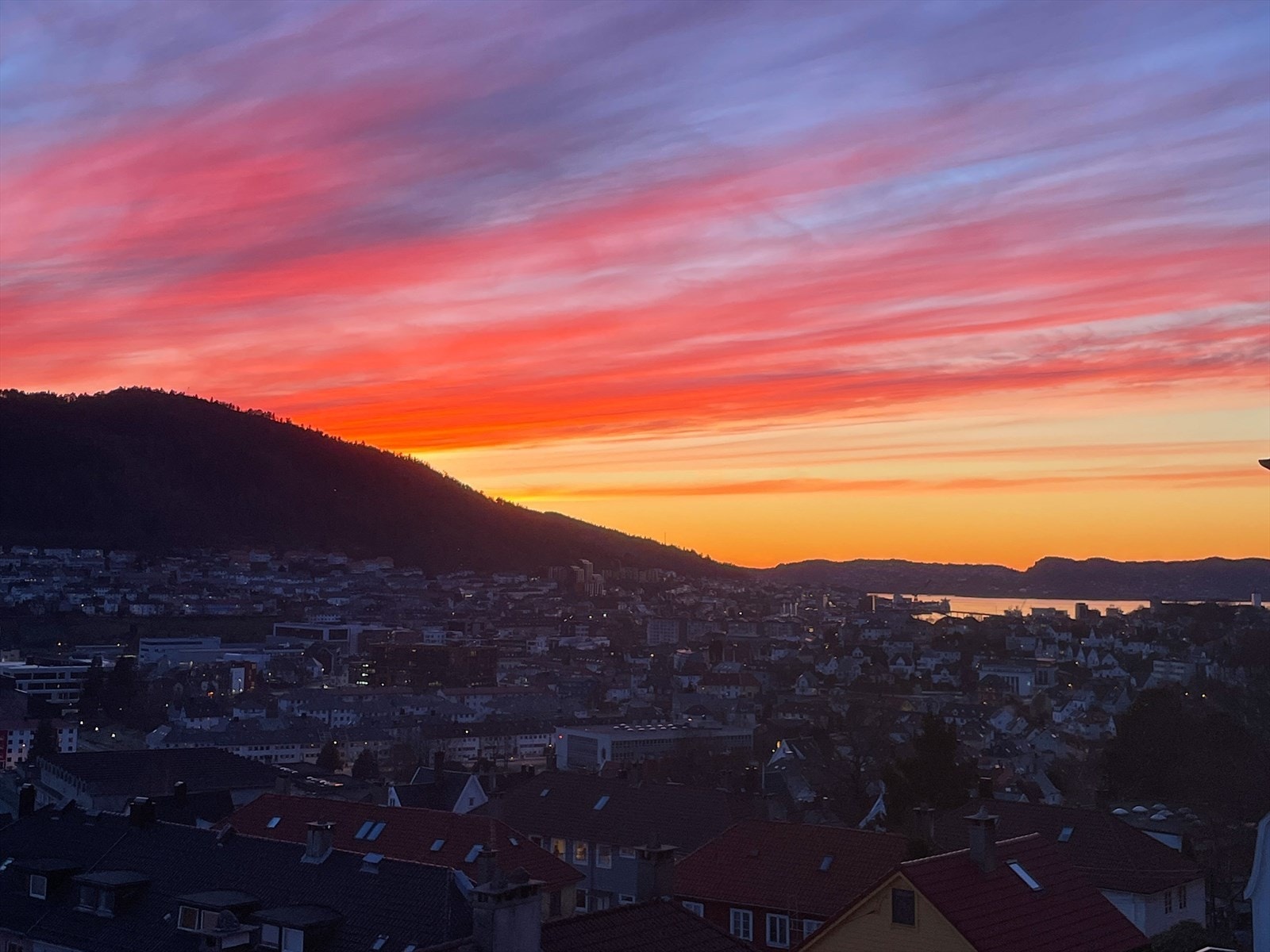 Nydelige farger fra balkong. Like flott på vinterstid når en kan se nordlys! Galleribilde