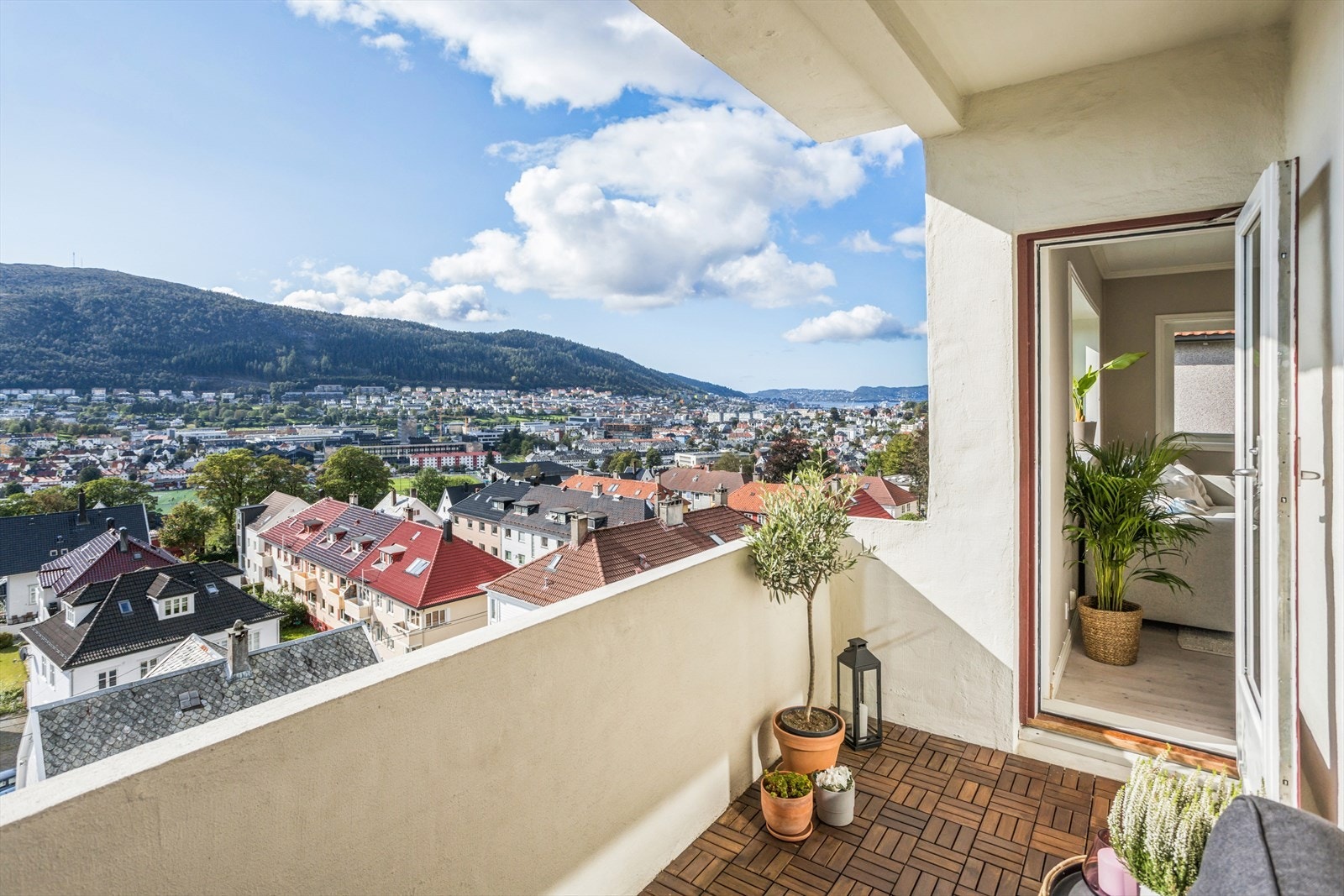 Velkommen til vakre Landås og denne fine leiligheten i Vognstølbakken 6! Her bor du rolig, men sentralt til - og du kan nyte både sol og utsikt fra morgen til kveld! Galleribilde