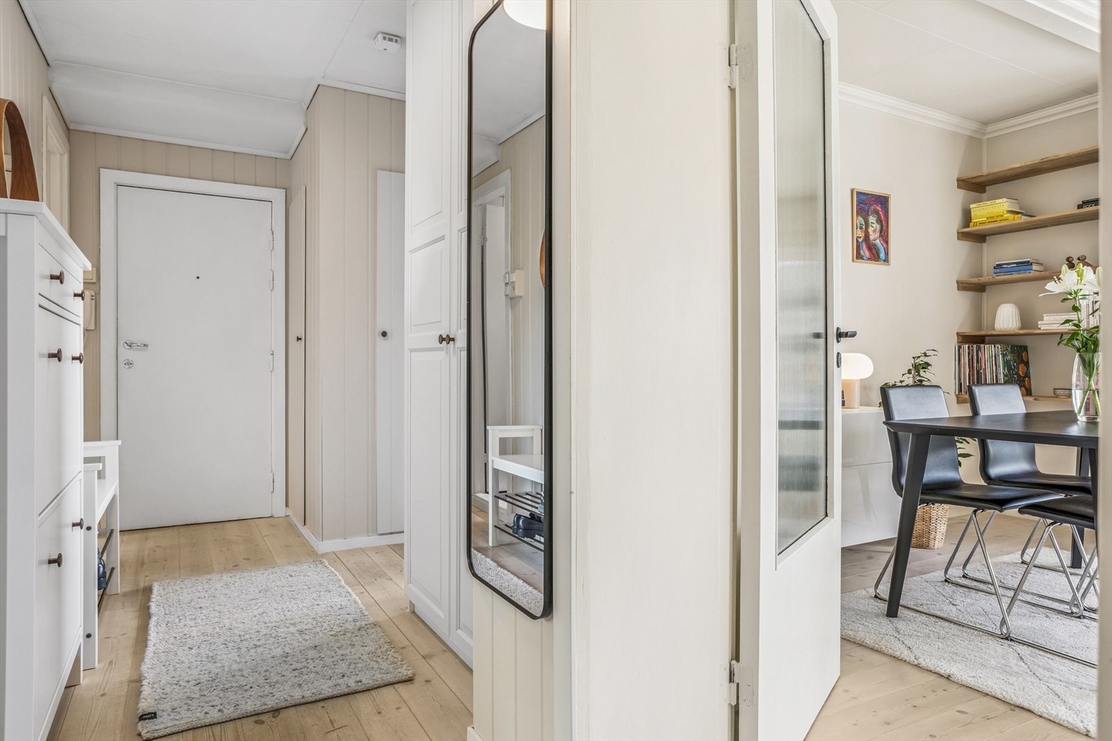Videre fra stue finner vi entré med plass til yttertøy og sko. Legg merke til garderobeskap Galleribilde