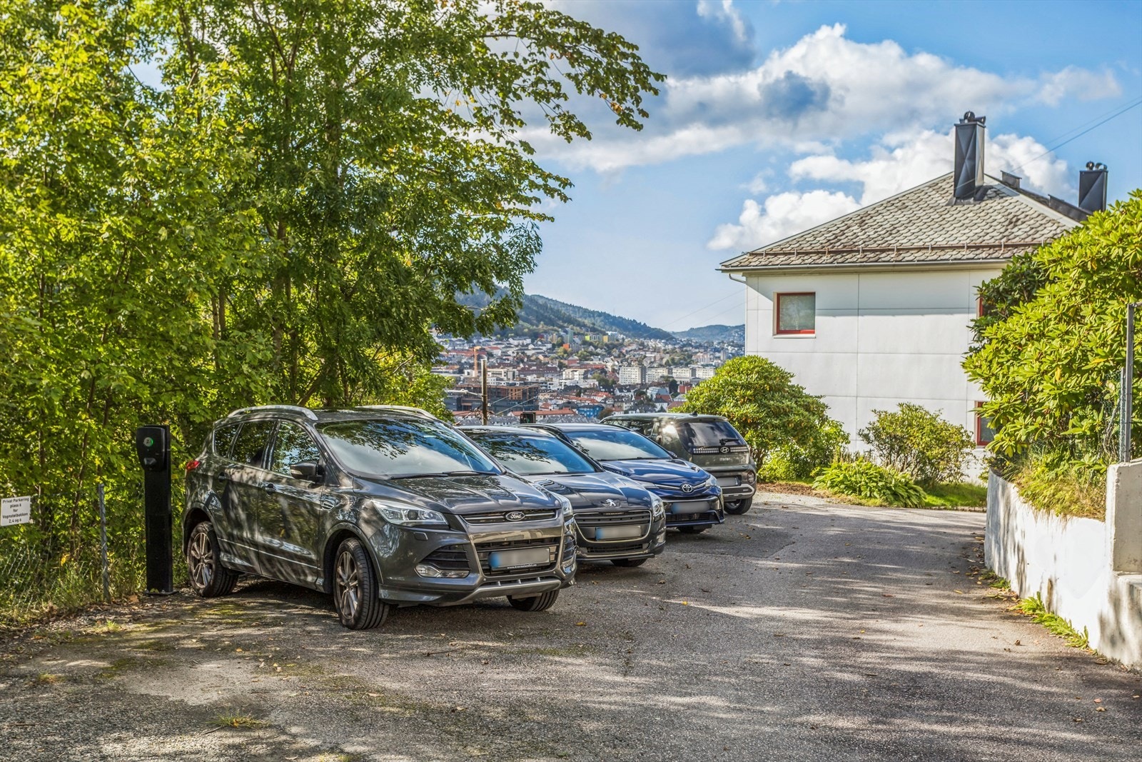 Borettslaget har parkeringsplasser med felles elbil-lader. Fordeles etter venteliste. Galleribilde