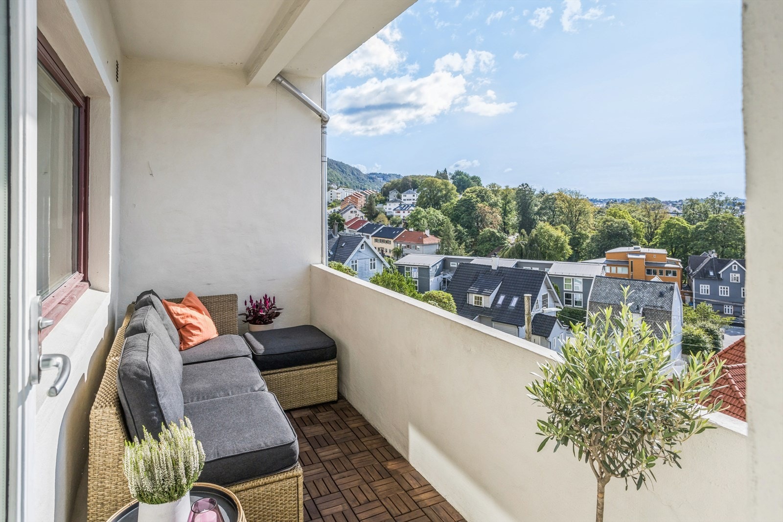 Fra stue er det romslig balkong på 6,1 kvm. Det er godt med plass til utemøbler, og ikke minst venner og familie! Galleribilde