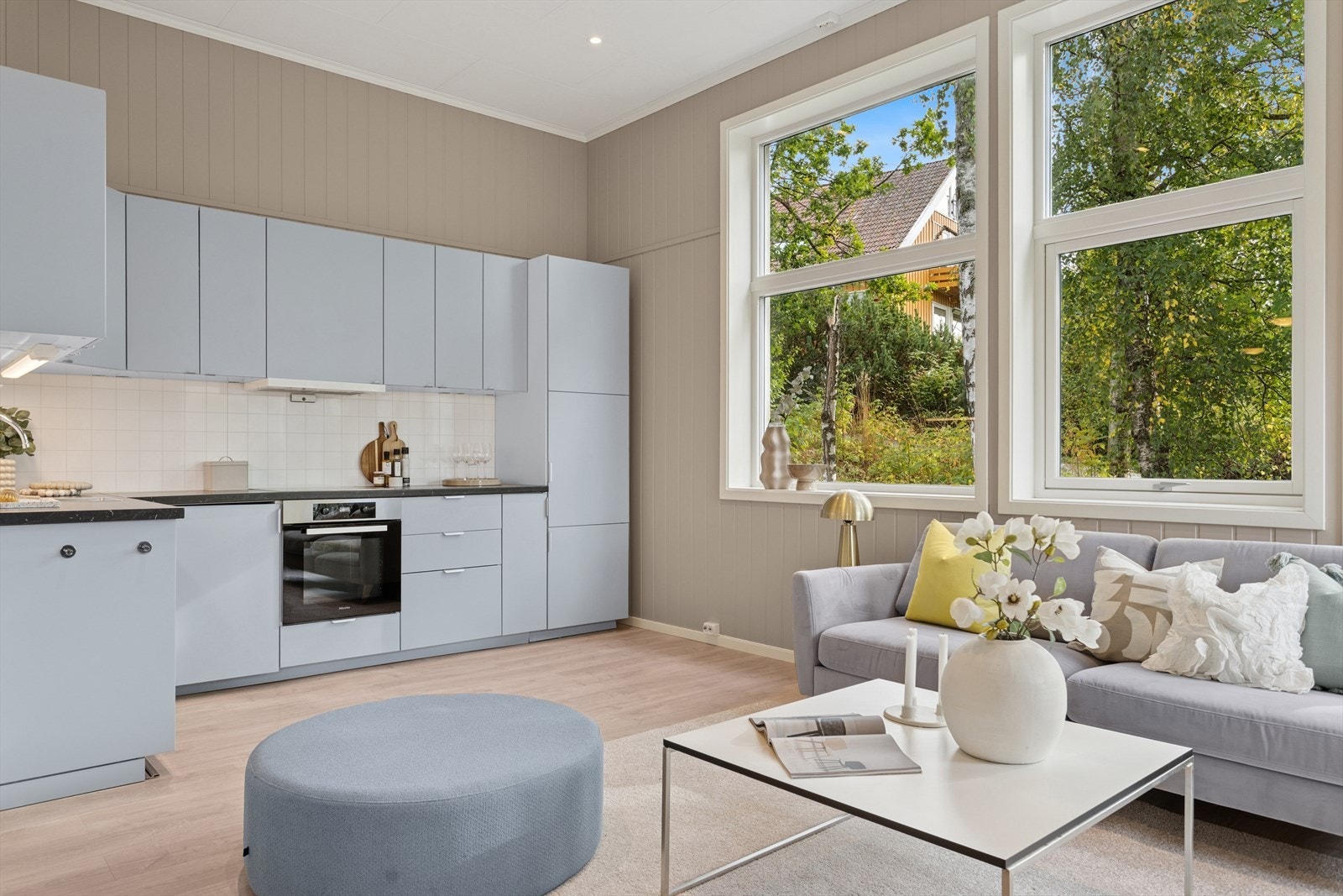 Kjøkkenet byr på rikelig med skapplass og gode arbeidsflater. Galleribilde