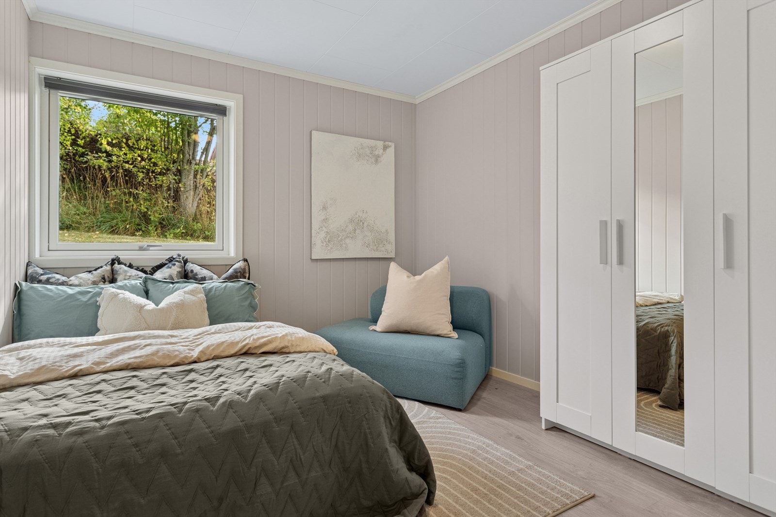 Delikat soverom med god plass til seng og gardrobeløsning. Galleribilde