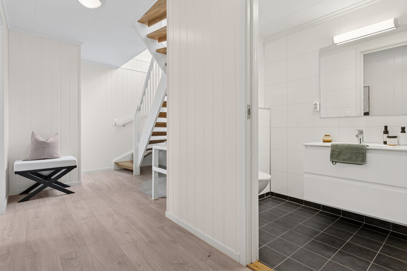 Det er trappeadkomst mellom sokkeletasje og første etasje. Galleribilde