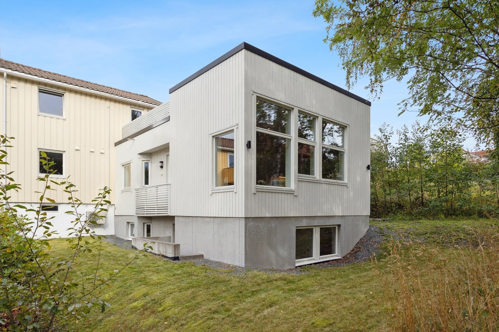 Kjedet enebolig med attraktiv beliggenhet i rolige og familievennlige omgivelser på Nardo, i bydelen Lerkendal. Eiendommen ligger i det sjarmerende området kjent som Blomsterbyen, et hyggelig nabolag der gatene har navn etter blomster. Galleribilde