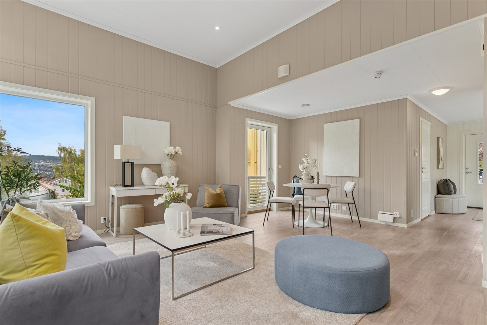 Her har du rikelig med plass til å samle venner og familie til hyggelige sammenkomster. Galleribilde