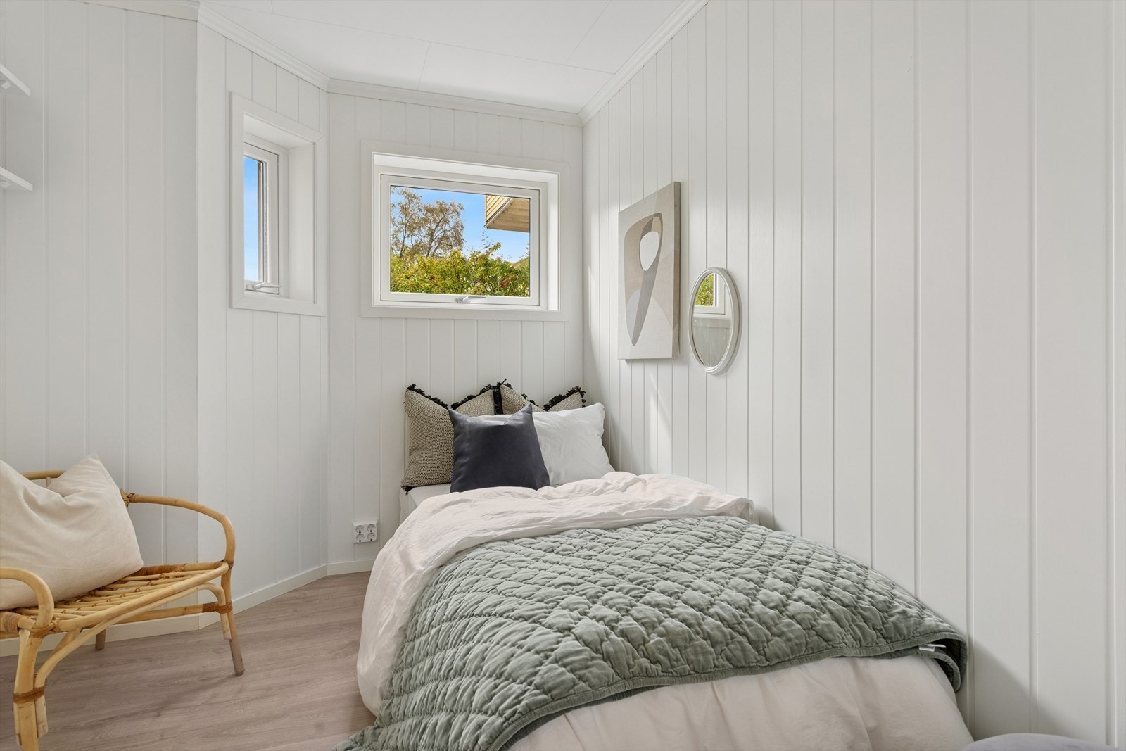 Lyst og fint soverom i sokkeletasjen. Galleribilde