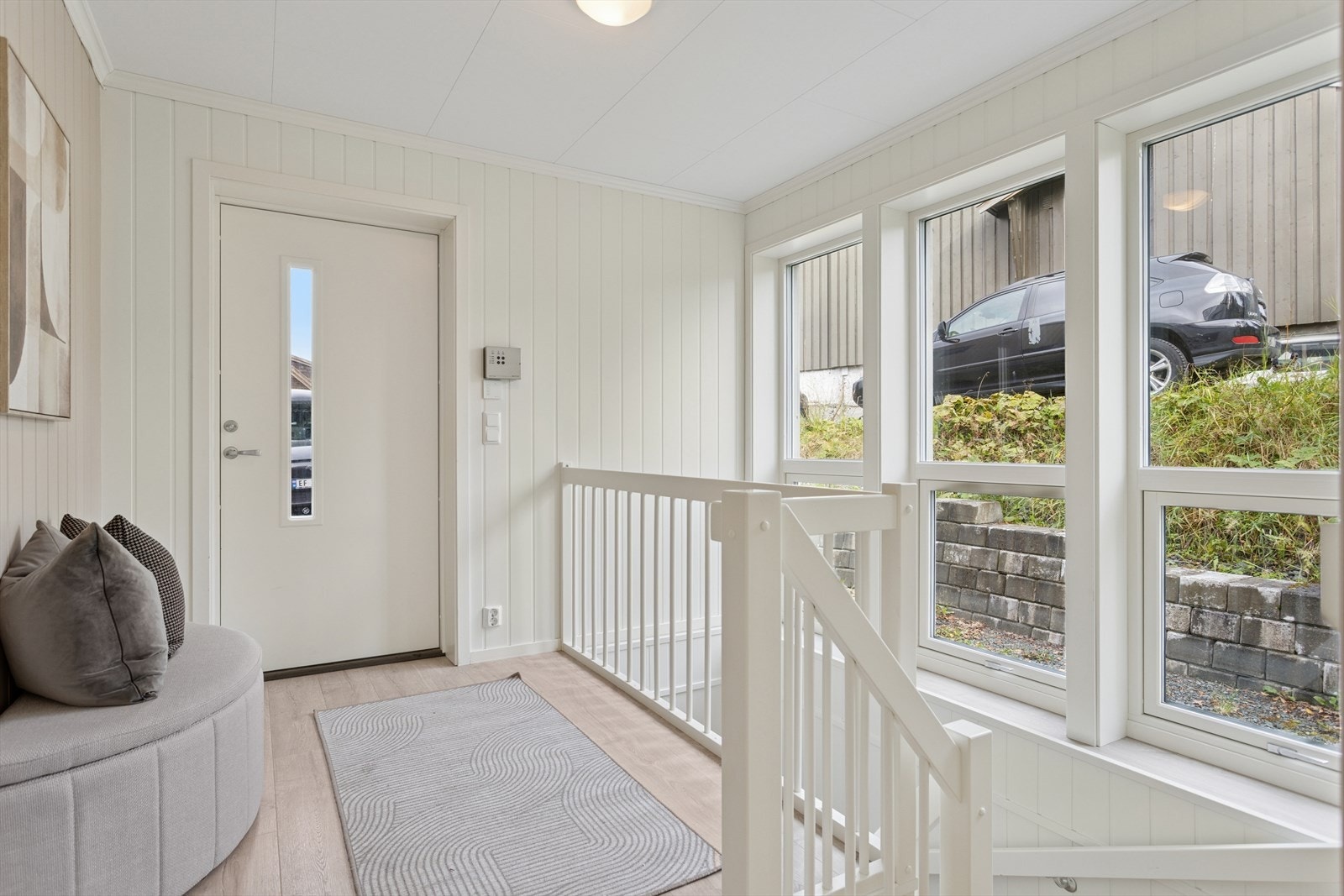 En lys og innbydende entré ønsker deg velkommen og leder deg videre inn til en åpen stue- og kjøkkenløsning. Galleribilde