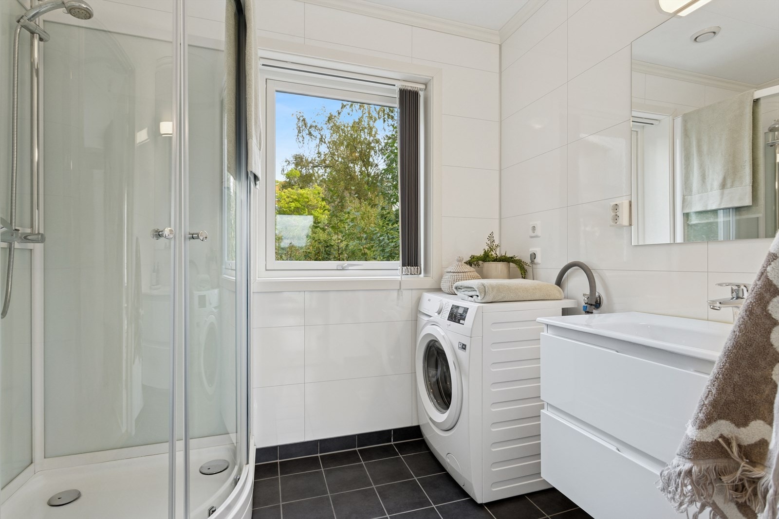 Baderommet i første etasje har flislagt gulv og våtromsplater på veggene. Galleribilde