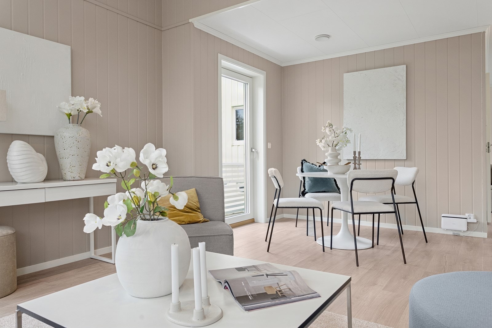 Spiseplassen er praktisk plassert i tilknytning til kjøkkenet. Galleribilde