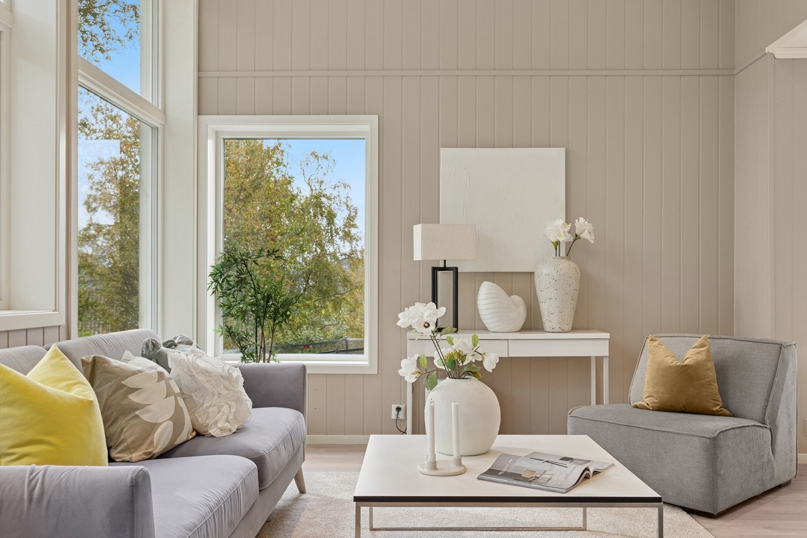 Stue/kjøkken oppleves romslig takket være den generøse takhøyden. Galleribilde