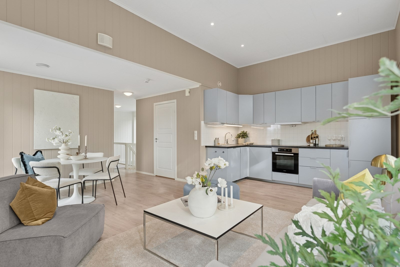 Den åpne planløsningen gir rom for både en komfortabel sofagruppe og en romslig spisegruppe. Galleribilde