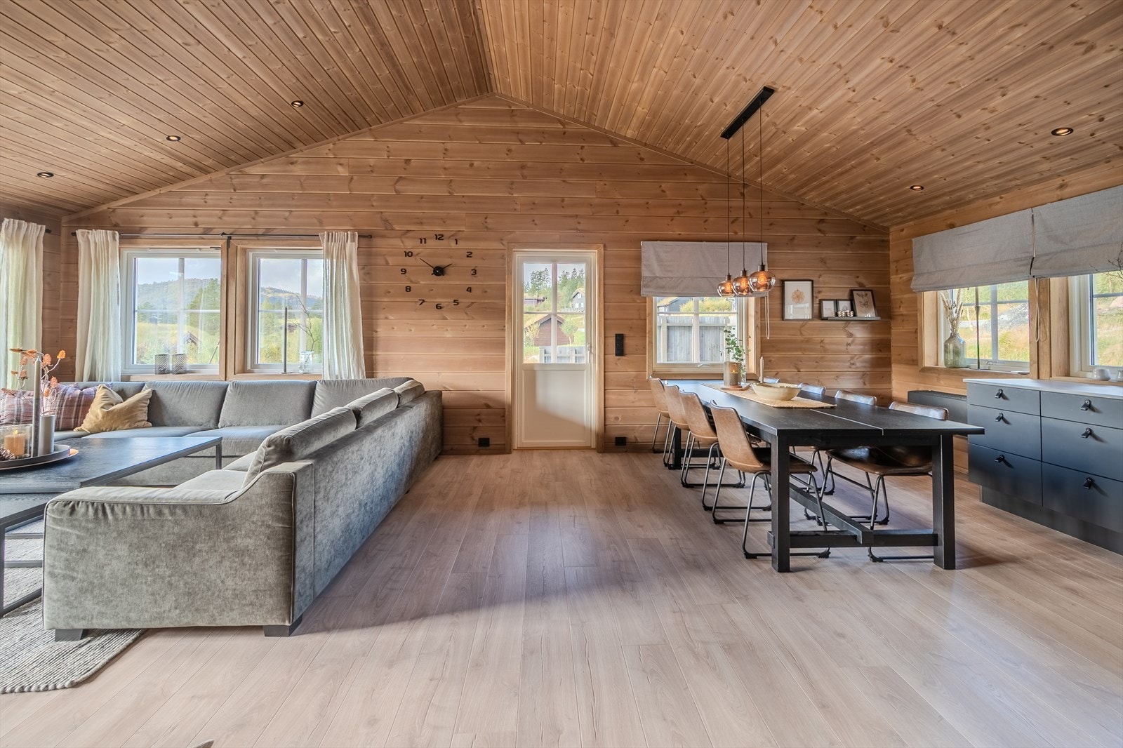 Åpen løsning mellom stue, spiseplass og kjøkken Galleribilde