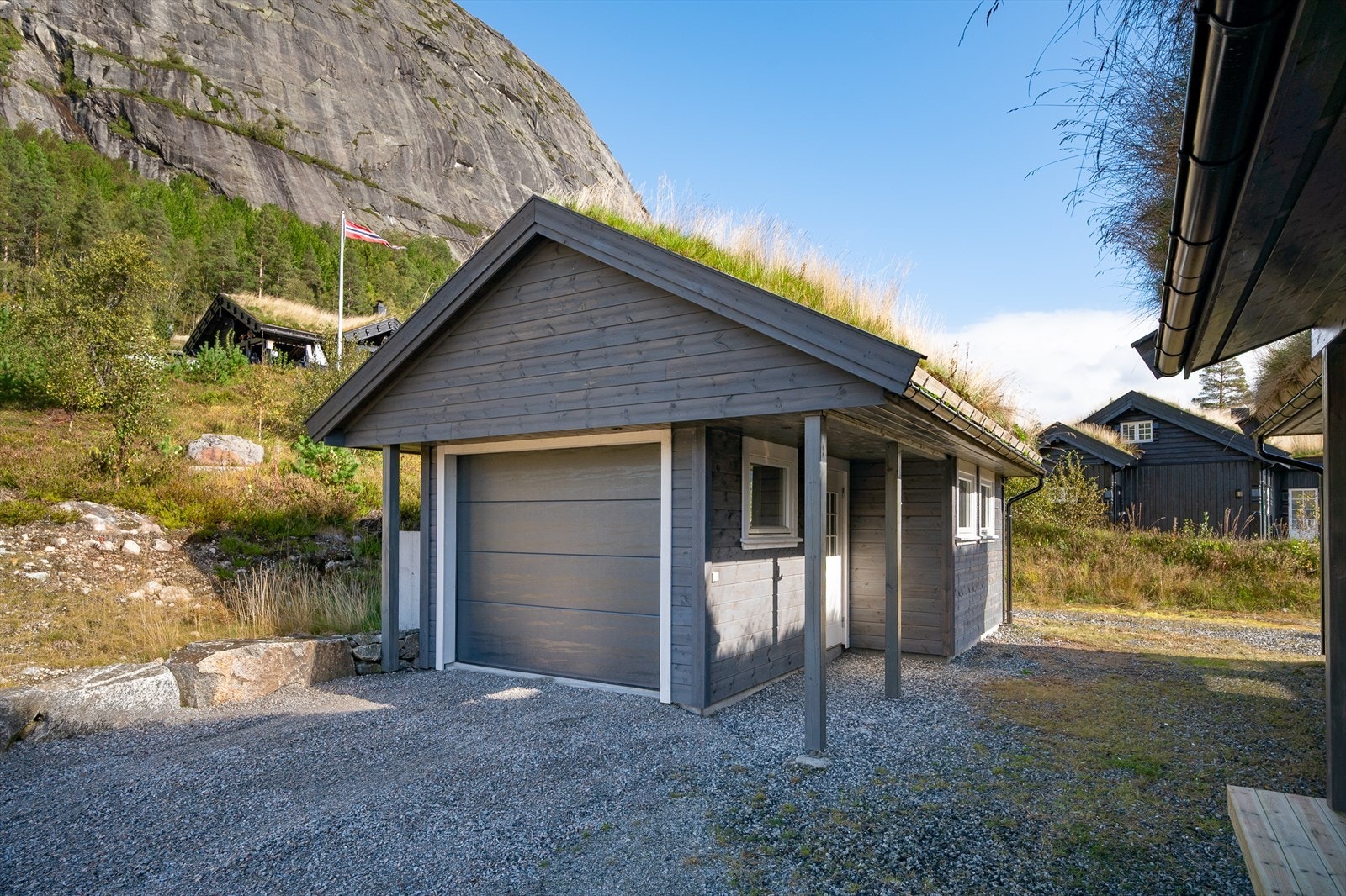 Frittliggende garasje med automatisk port Galleribilde