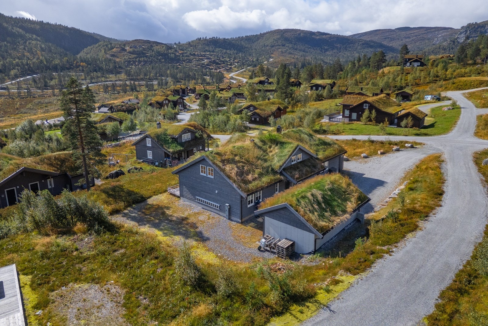 Stor gruset gårdsplass og frittliggende garasje Galleribilde